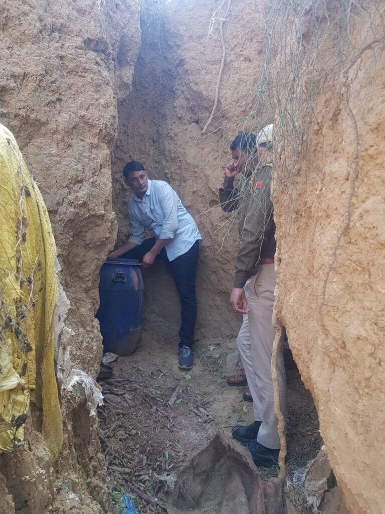 अवैध व हथकढ़ शराब के ठिकाने ढुंढ़ने दौड़ी पुलिस, नष्ट कर दी 2 हजार लीटर 'हथकढ़ वाश' 1 Illegal and handicapped liquor bases