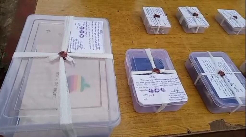 100 आधार कार्ड, 100 पैन कार्ड, 8 मोबाइल व 25 सिमकार्ड के साथ साईबर ठग गिरफ्तार 3 Cyber thugs arrested