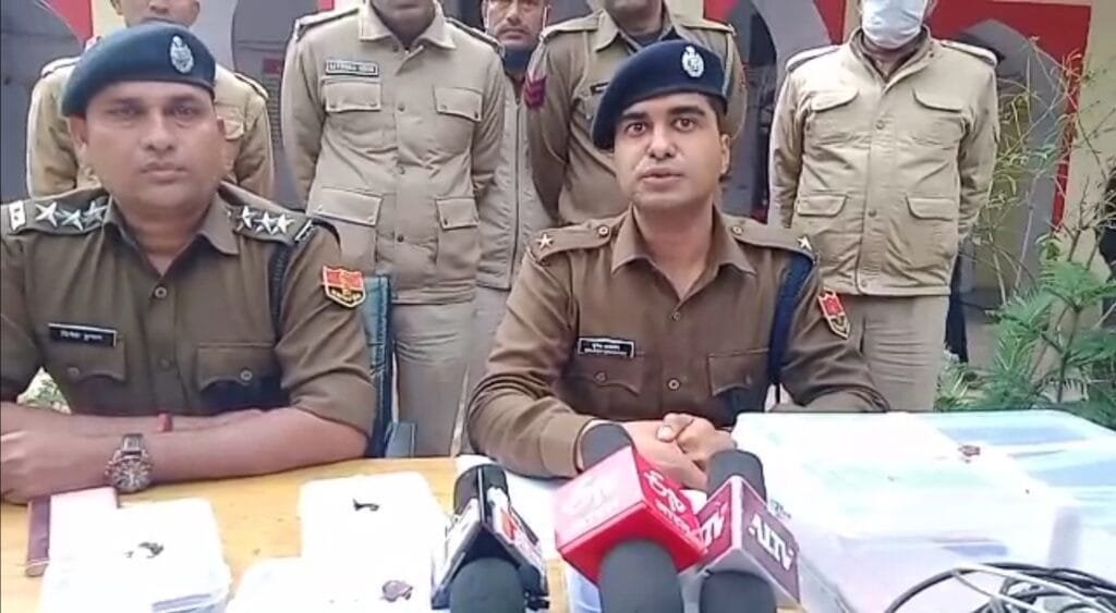 100 आधार कार्ड, 100 पैन कार्ड, 8 मोबाइल व 25 सिमकार्ड के साथ साईबर ठग गिरफ्तार 2 Cyber thugs arrested