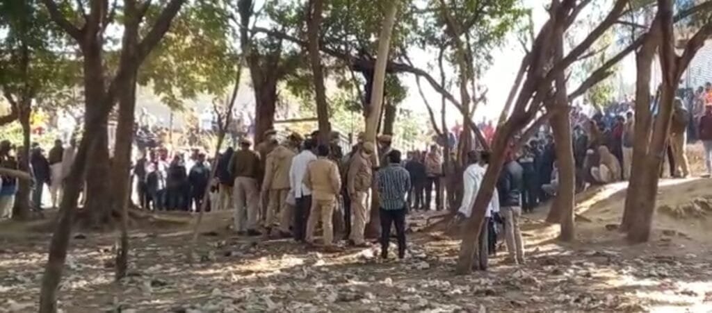 पेड़ से लटका मिला युवक, हत्या की आशंका 1 Man found hanging from tree, fearing murder