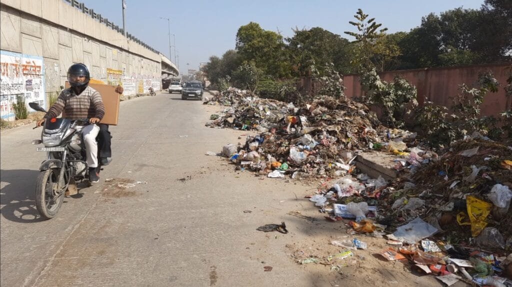 काॅलेज के बाहर कचरे से भरे टैक्टर हुए खाली, लोग बोले- नगरपालिका को यह क्या सूझा ! 1 lbs college kotputli ke bhar