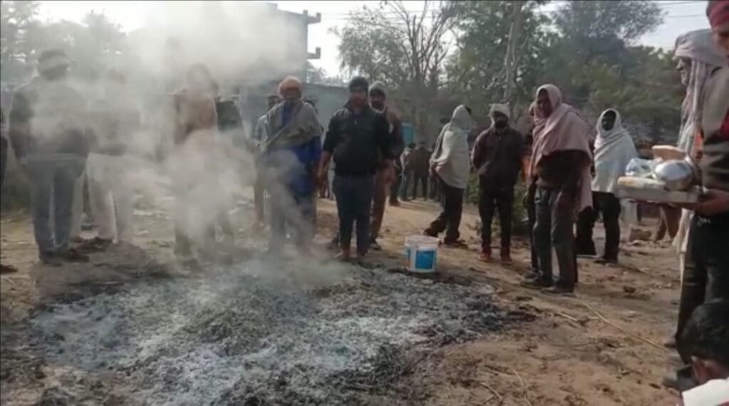 जलती चिता से अंगारे उठा लाया युवक, गांव में फेंके, पुलिस ने लिया हिरासत में 1 A young man brought embers with a burning pyre