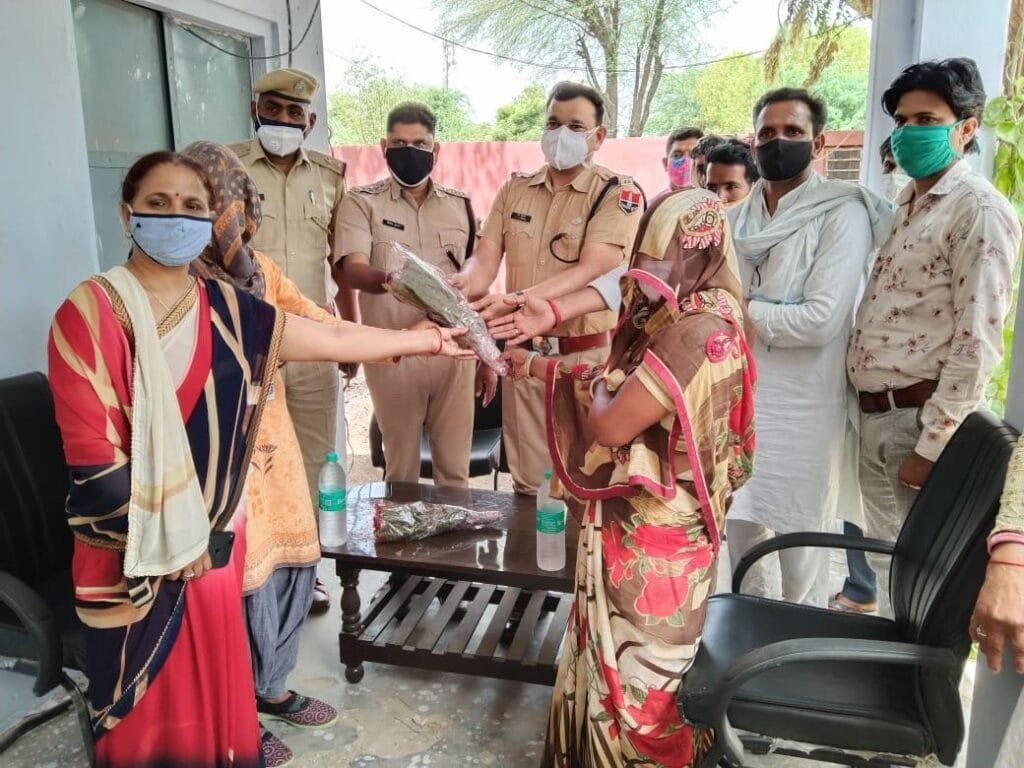 मोलाहेडा में कोरोना वॉरियर्स का किया सम्मान 2 IMG 20210531 WA0011