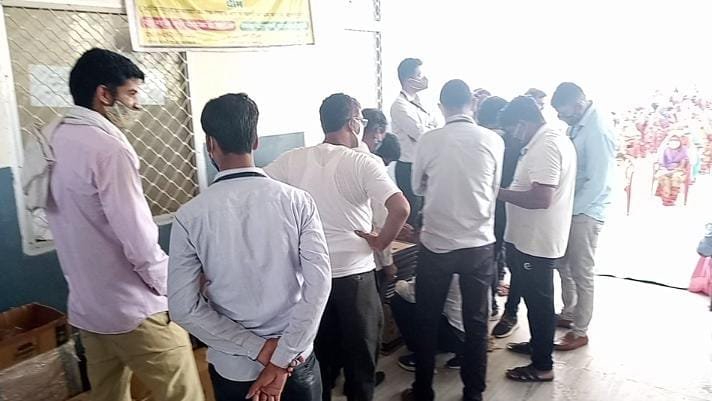 कोरोना काल में नगरपालिका परिसर में 'मजमा', सोशल डिस्टेंस गई राशन लेने 1 IMG 20210607 WA0005