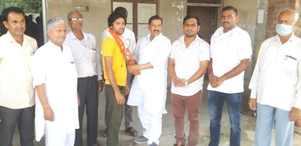 नारेहडा के युवकों ने ली भाजपा की सदस्यता 1 FB IMG 1628609646339