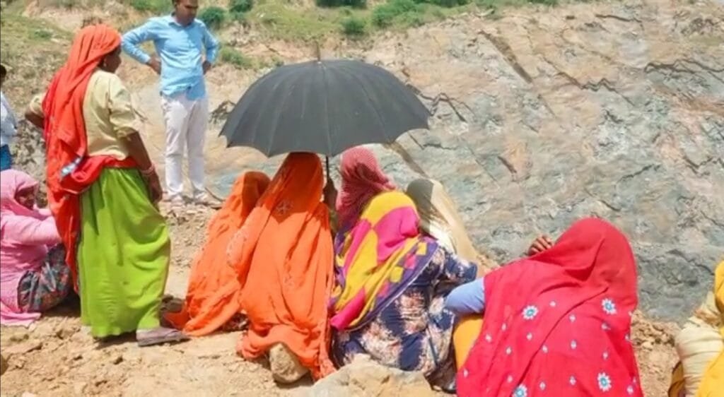 कोटपूतली के पिचाणी गांव में अवैध ब्लास्टिंग, धरने पर आ बैठी महिलाएं 1 Screenshot 20210817 212610 Video Player