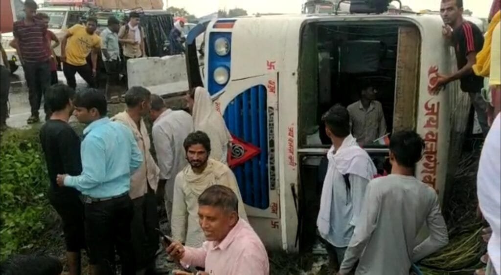 कोटपूतली आ रही प्राइवेट बस पलटी, सवारिया सुरक्षित 1 Screenshot 20210901 150905 WhatsApp
