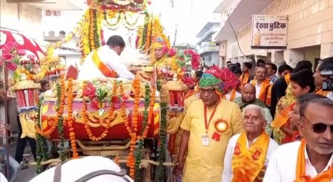 पुष्प वर्षा के बीच बैंड बाजे के साथ निकली अग्रसेन महाराज की शोभायात्रा 1 Screenshot 20211008 075112 WhatsApp