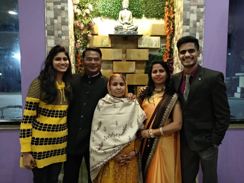 2.25 कराेड़ का विदेशी ऑफर छोड़ देश सेवा चुनी, KOTPUTLI के सोमू काे मिला 1.80 कराेड़ का सालाना पैकेज 3 सोमू प्रजापति की मां एडवोकेट मधु वर्मा व पिता असिस्टेंट कमाडेंट सुरेश प्रजापति