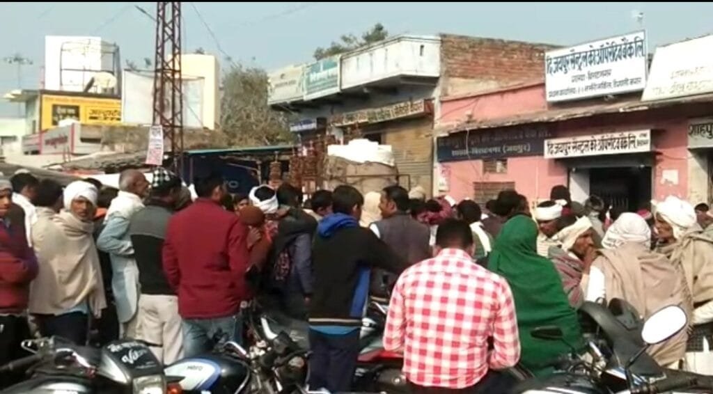 विराट नगर : यूरिया खाद के लिए किसानों की कतारें, थाने में बंट रहे टोकन 1 screenshot 20211214 120443 whatsapp2572823832415066674