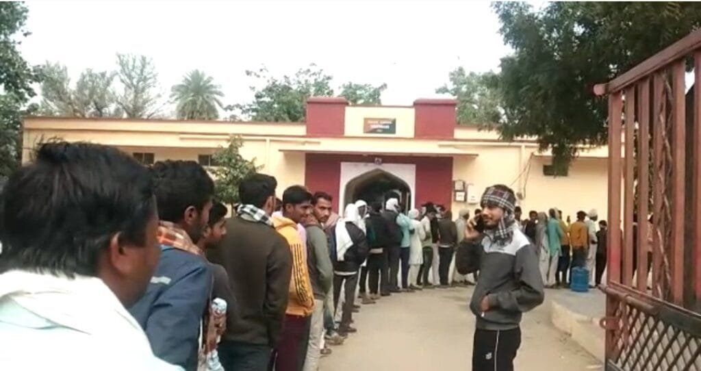 विराट नगर : यूरिया खाद के लिए किसानों की कतारें, थाने में बंट रहे टोकन 2 screenshot 20211214 121512 gallery3976027000945420797