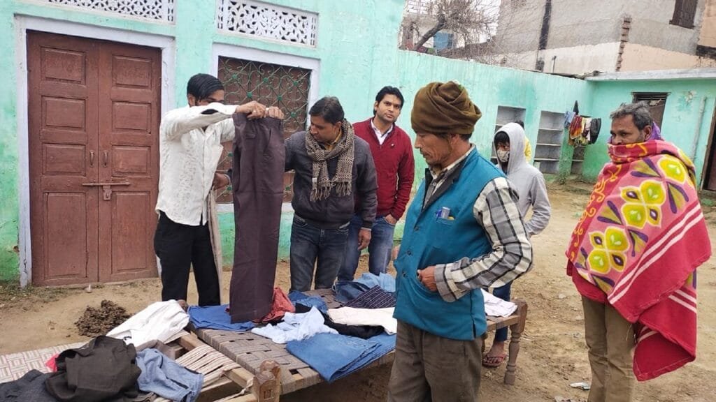 कोटपूतली: मकर सक्रांति पर ग्रामीणों का नवाचार, जरूरतमंद के लिए उपहार मेले की शुरुआत 1 img 20220114 wa00221545065757790667383
