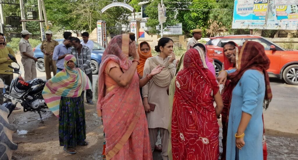 KOTPUTLI : 15 दिन से लोग पेयजल को तरस रहे, अधिकारी एक-दूसरे पर झाड़ रहे 'लापरवाही का पल्ला' 1 20220502 0920335230747020886556786