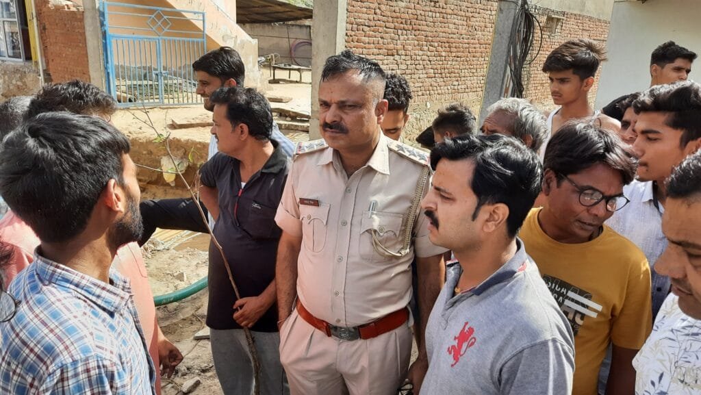 KOTPUTLI : 15 दिन से लोग पेयजल को तरस रहे, अधिकारी एक-दूसरे पर झाड़ रहे 'लापरवाही का पल्ला' 2 20220502 0920405836152017865402119