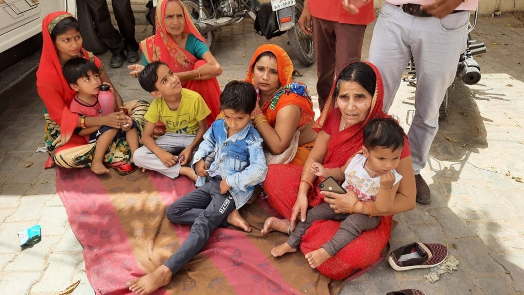 Kotputli: अधिकारी के कमरे के बाहर, धूप में तप रहा परिवार, जानिए क्यों ? 1 20220509 1411035010961702718675408