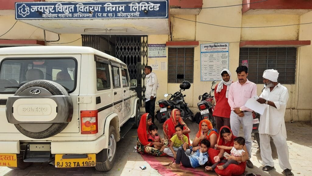 Kotputli: अधिकारी के कमरे के बाहर, धूप में तप रहा परिवार, जानिए क्यों ? 2 20220509 1412419207608877150759311