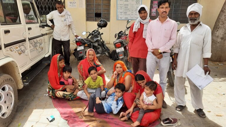 Kotputli: अधिकारी के कमरे के बाहर, धूप में तप रहा परिवार, जानिए क्यों ? 1 20220509_141250