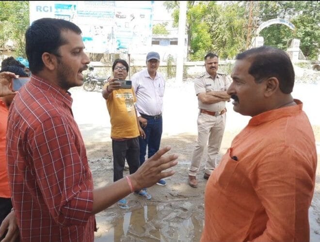 KOTPUTLI : 15 दिन से लोग पेयजल को तरस रहे, अधिकारी एक-दूसरे पर झाड़ रहे 'लापरवाही का पल्ला' 4 screenshot 20220502 122623 videoplayer4270152840313048607.