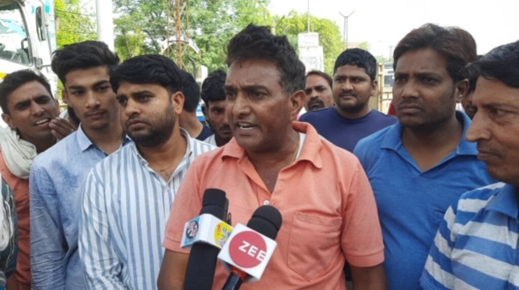 KOTPUTLI : 15 दिन से लोग पेयजल को तरस रहे, अधिकारी एक-दूसरे पर झाड़ रहे 'लापरवाही का पल्ला' 5 screenshot 20220502 122647 gallery8959138375914136865