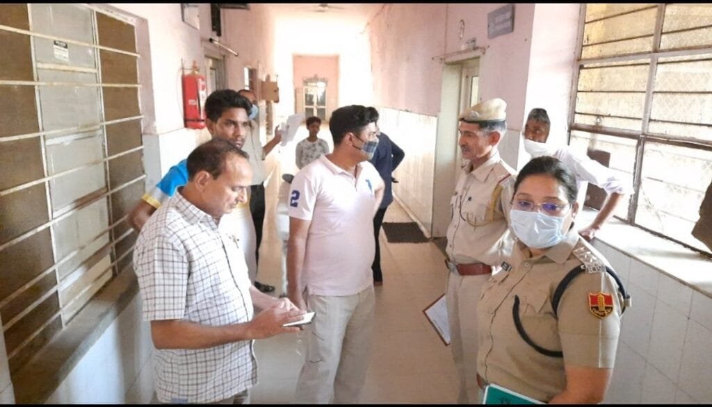 कोटपूतली : 20 मिनट ओटी के बाहर स्ट्रेचर पर तड़पती रही युवती, चाबी ढूंढता रहा स्टाफ 1 screenshot 20220529 115613 videoplayer6515509596092266470.