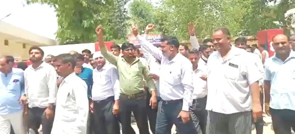 कोटपूतली : ASI पर वकील के साथ मारपीट का आरोप, वकीलों में आक्रोश, थाने का घेराव प्रदर्शन 1 vakilon ki hadtaal n1