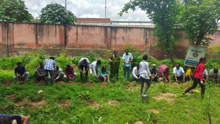 कोटपूतली: पत्रकारों ने किया कॉलेज परिसर में पौधारोपण 3 IMG-20220728-WA0002