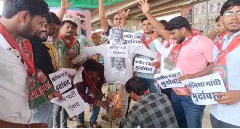 कोटपूतली : महामहिम पर टिप्पणी का विरोध, कांग्रेस नेता का पुतला फूंका 4 Screenshot_20220729-075820_Gallery