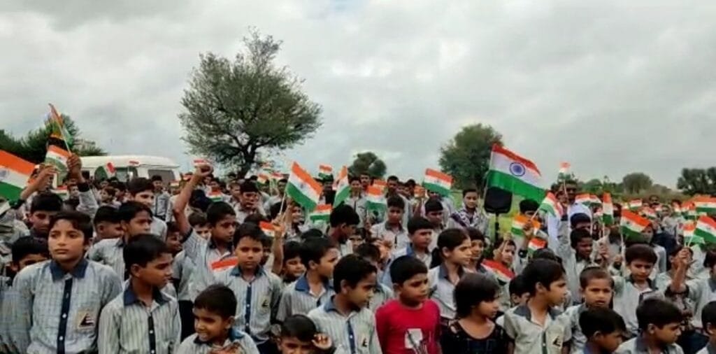 कोटपूतली : कारगिल शहीदों को याद कर किया पौधारोपण, मनाया विजय दिवस 2 screenshot 20220726 213633 videoplayer6569689082792318271.