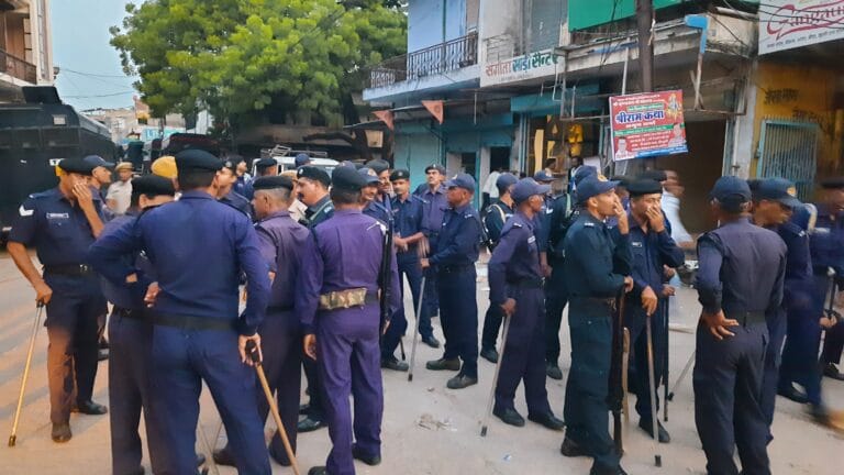 कोटपूतली: मास्टर प्लान मामला<br>आठ थानों का जाब्ता, एसटीएफ, आरएसी सहित 500 जवान मौके पर मौजूद, कुछ देर में होगी कार्रवाई शुरू 3 मास्टर पालन : नगर परिषद का दस्ता, जेसीबी फिर ‘गरजने’ को तैयार !