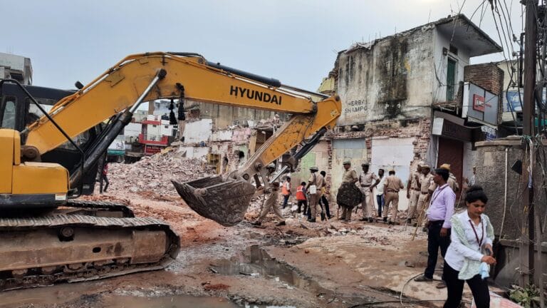 कोटपूतली : मास्टर प्लान मामला, बाधा संरचनाएं हटाने का काम आज भी जारी 3 20220807_074529