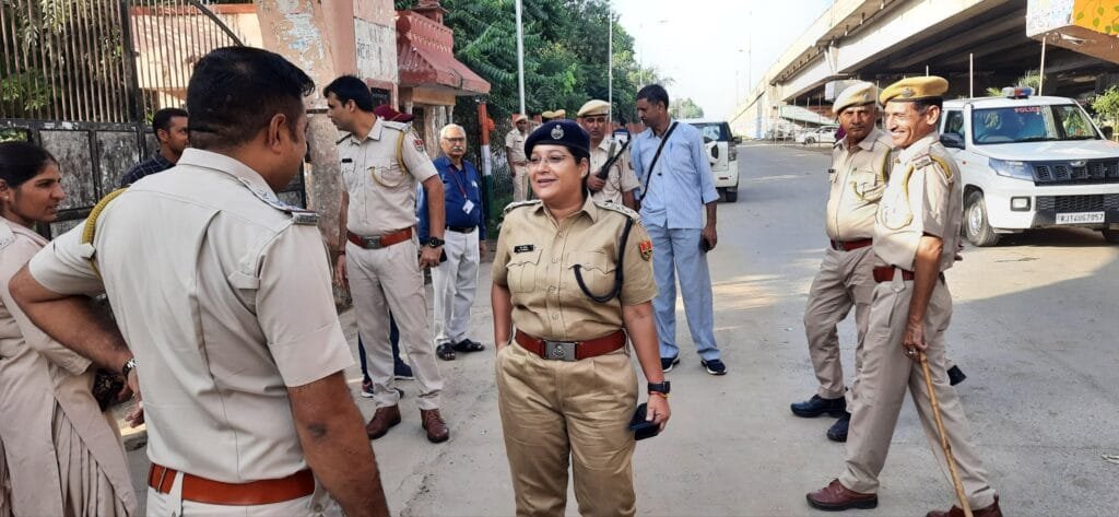 पुलिस प्रशासन चाक- चौबंद, मुख्य मार्गो पर बेरीकैडिंग… मतदान 8 बजे से शुरू 2 20220826 0741276836066806006595992