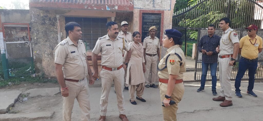 पुलिस प्रशासन चाक- चौबंद, मुख्य मार्गो पर बेरीकैडिंग… मतदान 8 बजे से शुरू 3 20220826 0741386209162952159119616