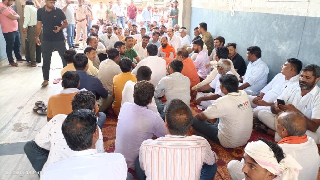 कोटपूतली : मास्टर प्लान मामला, भाजपा कार्यकर्ता नगर परिषद परिसर में बैठे धरने पर, पुलिस का भारी जाब्ता भी मौजूद 1 IMG 20220808 WA0004