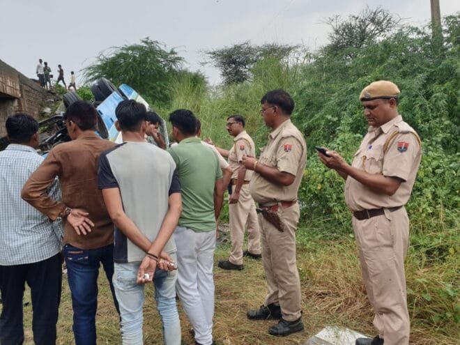 कोटपूतली : एनएच पर सोतानाला पुलिया से नीचे गिरी रोडवेज बस, दो दर्जन से ज्यादा सवारियां घायल 4 img 20220830 wa00294501618571658979521
