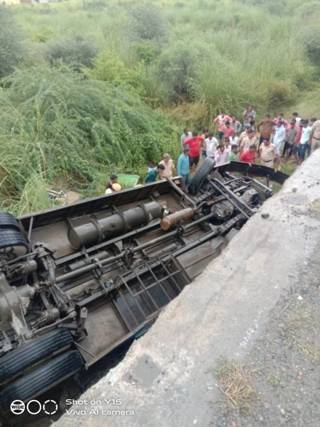 कोटपूतली : एनएच पर सोतानाला पुलिया से नीचे गिरी रोडवेज बस, दो दर्जन से ज्यादा सवारियां घायल 3 img 20220830 wa0030672305199758118931