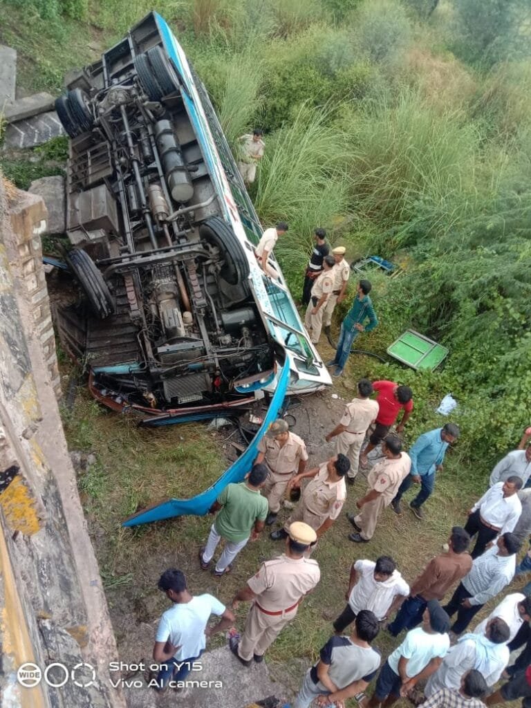 कोटपूतली : एनएच पर सोतानाला पुलिया से नीचे गिरी रोडवेज बस, दो दर्जन से ज्यादा सवारियां घायल 2 img 20220830 wa0033844674702897974448
