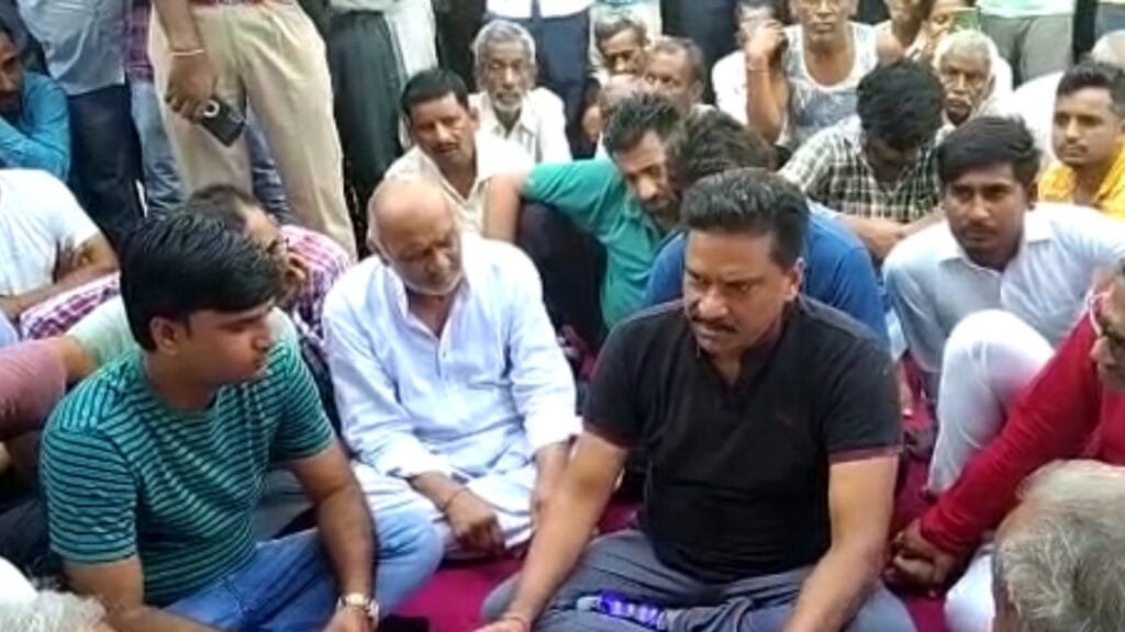 पावटा : फायरिंग व लूटपाट की घटना के बाद लोगों में आक्रोश, बंद हुए बाजार 3 kmc 20220831 112808