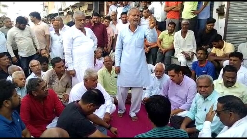 पावटा : फायरिंग व लूटपाट की घटना के बाद लोगों में आक्रोश, बंद हुए बाजार 1 kmc 20220831 112908