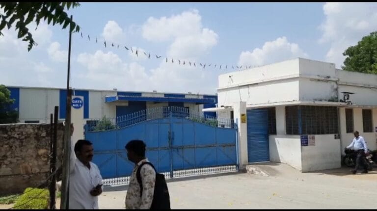 कोटपूतली : पाथरेडी में 6 घंटे से फैक्ट्री के अंदर है विभाग की टीम, खंगाल रही बही- खाते 1 IMG-20220907-WA0003