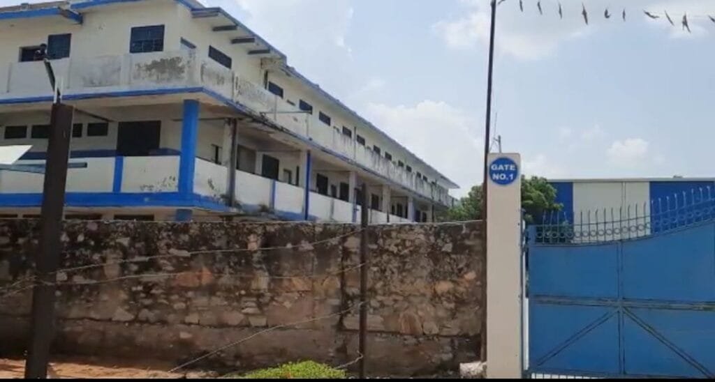 कोटपूतली : पाथरेडी में 6 घंटे से फैक्ट्री के अंदर है विभाग की टीम, खंगाल रही बही- खाते 1 IMG 20220907 WA0004