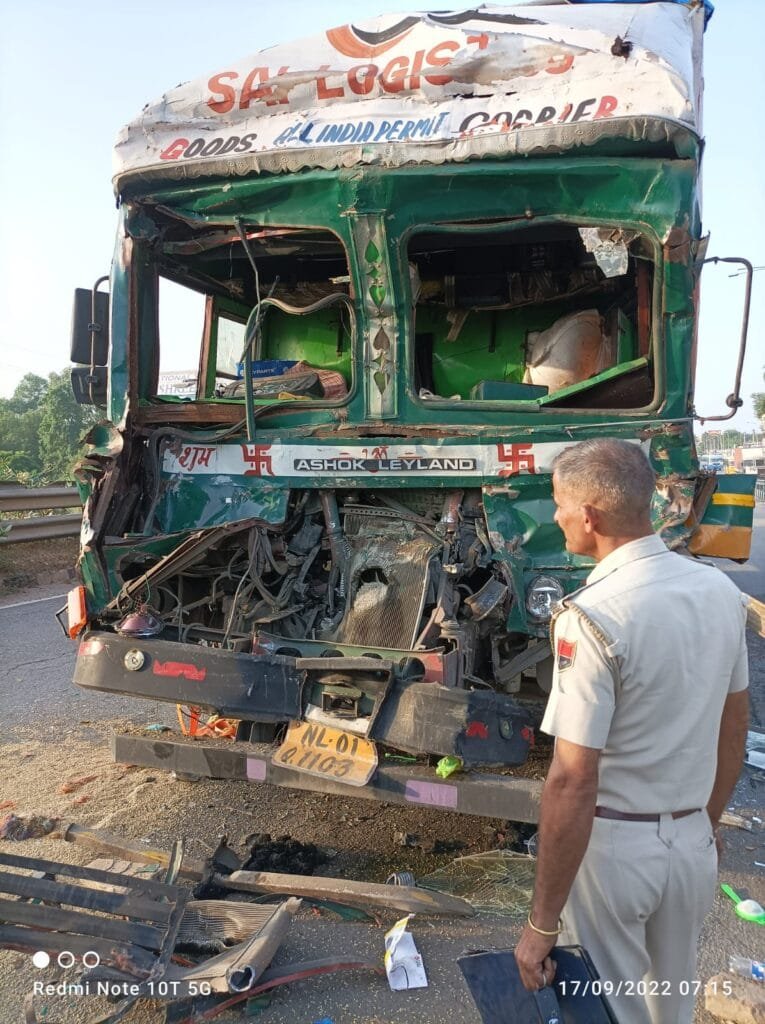 हाईवे पर हादसा : ट्रकों में आपसी भिड़ंत, पुलिस ने कड़ी मशक्कत से ट्रक चालक को निकाला 2 IMG 20220917 WA0001