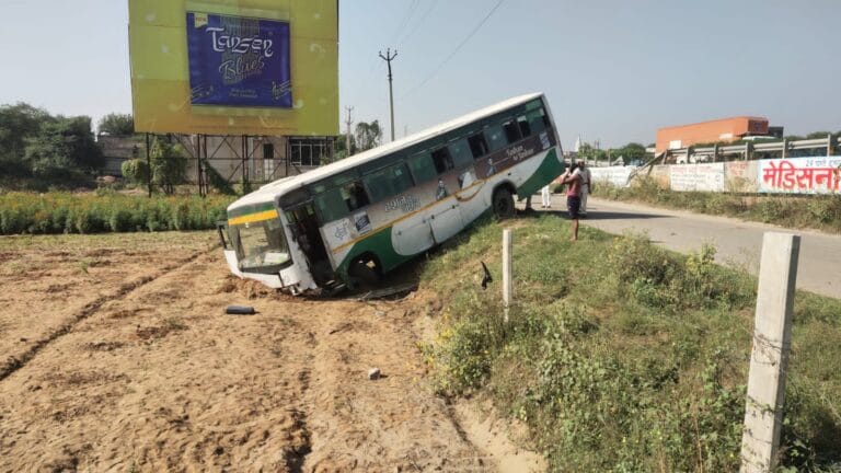 Bus Accident : अनियंत्रित बस पुलिया की रेलिंग तोड़ते हुए नीचे गिरी, डेढ़ दर्जन घायल 1 bus accident kotputli