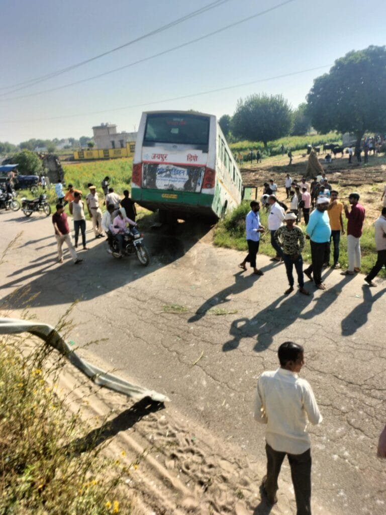 Bus Accident : अनियंत्रित बस पुलिया की रेलिंग तोड़ते हुए नीचे गिरी, डेढ़ दर्जन घायल 1 IMG 20221018 WA0026