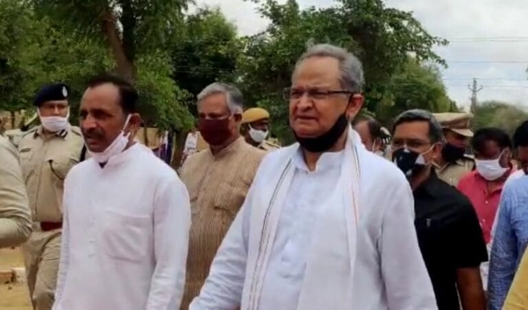 Rajasthan News : गहलोत सरकार ने किसानों के लिए खोला खजाना ! हर जिले में ट्रैक्टर बांटेगी सरकार 3 Screenshot_20221026-174718_WhatsApp