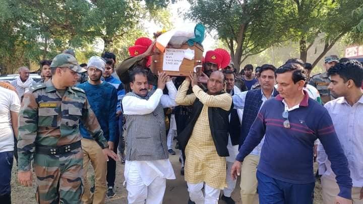 तिरंगे में लिपटकर घर पहुंची सैनिक की पार्थिव देह, देशभक्ति नारों से गूंजा गांव... 1 तिरंगे में लिपटकर घर पहुंची सैनिक की पार्थिव देह