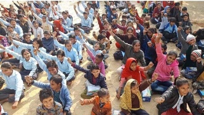 स्वंत्रता सेनानी मुक्तिलाल मोदी की मनाई 24 वीं पुण्यतिथि, विद्यार्थियों को स्वेटर, जूते व जुराब किए भेंट 1 स्वंत्रता सेनानी मुक्तिलाल मोदी