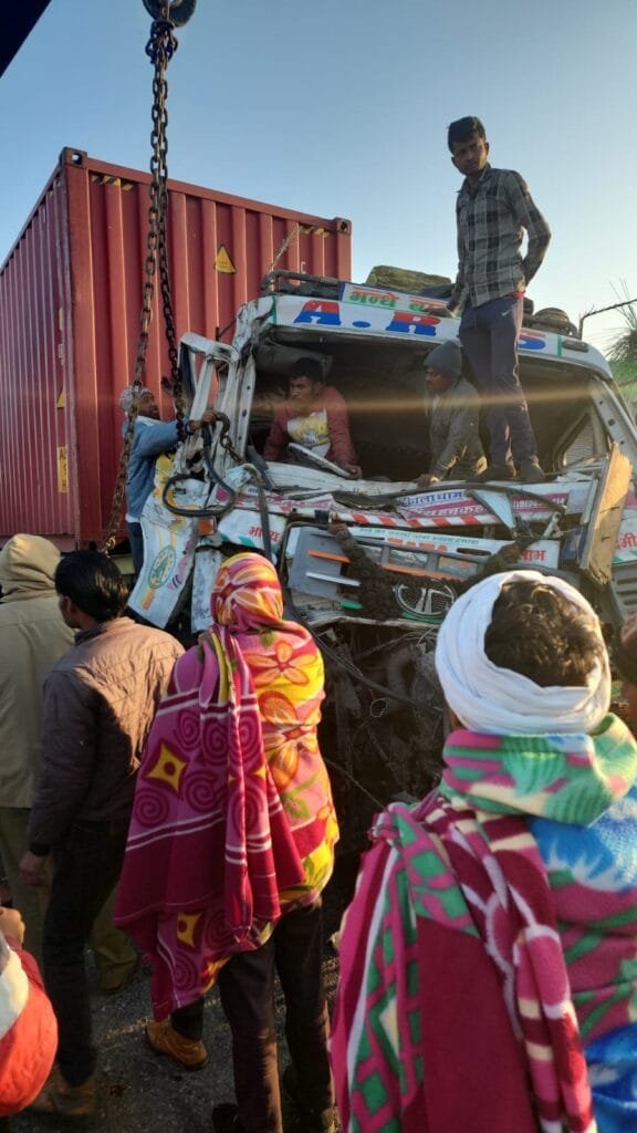 BREAKING: प्रियंका के काफिले के दौरान सड़क हादसा, एक घायल 1 प्रियंका के काफिले के दौरान सड़क हादसा