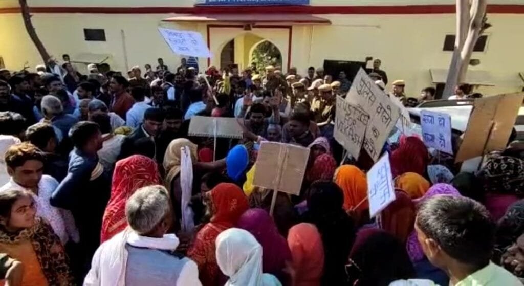 कोटपूतली पुलिस के ख़िलाफ़ आक्रोश, सड़क पर उतरी जनता, जानिए वज़ह! 7 कोटपूतली पुलिस के ख़िलाफ़ आक्रोश