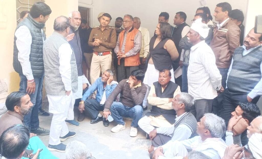 युवक की संदिग्ध मौत मामला : प्रदर्शन, सीबीआई जाँच की माँग पर अड़े परिजन 1 युवक की संदिग्ध मौत मामला