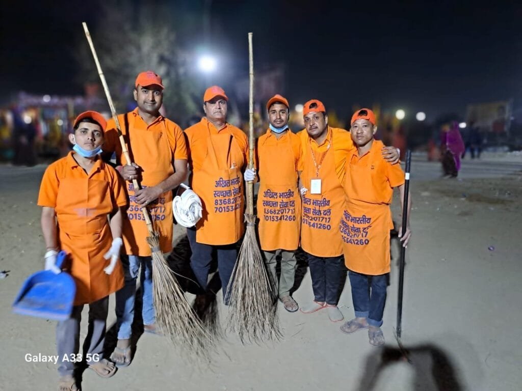 खाटूश्यामजी में स्वच्छता सेवा दल कोटपूतली ने चलाया स्वच्छता अभियान 2 img 20230406 wa00012287970490090489570